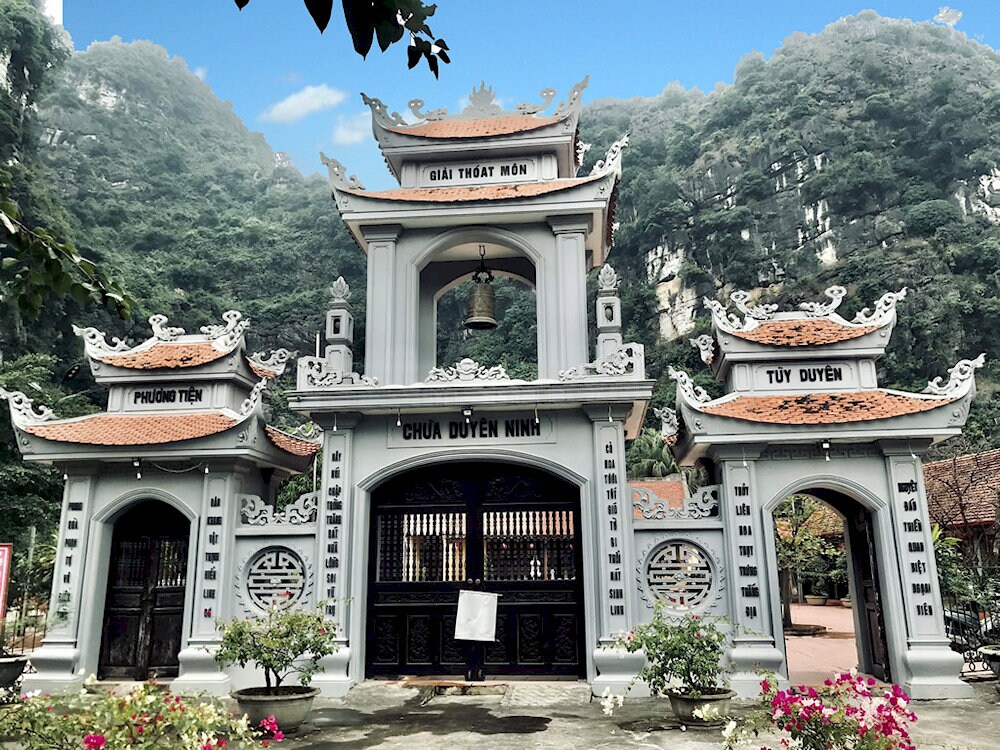 Duyen Ninh Pagoda welcomes young lovers come here to seek blessings for love and romance